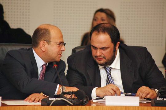 «Ανόητο ανθρωπάκι» vs «Μαφία»