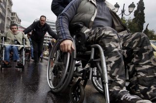 Απέκλεισαν τους ανάπηρους με μπάρες!