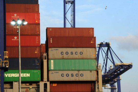 Επίσκεψη Βαρουφάκη στις εγκαταστάσεις της Cosco στο λιμάνι