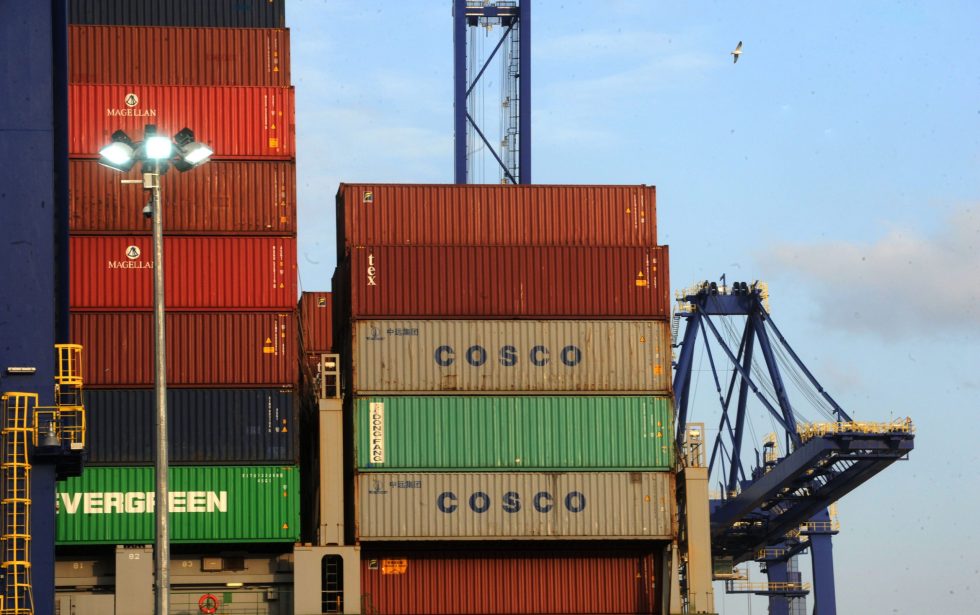 Επίσκεψη Βαρουφάκη στις εγκαταστάσεις της Cosco στο λιμάνι