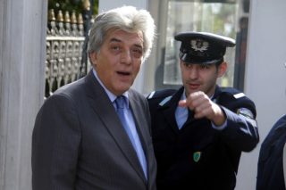 Από τις αυξήσεις στην παραίτηση και στο εδώλιο