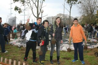 Δενδροφύτευση στον Πειραιά απο μαθητές και τον δήμαρχο