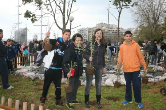 Δενδροφύτευση στον Πειραιά απο μαθητές και τον δήμαρχο