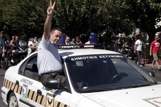 Επιστρέφει με τους «διαθέσιμους»