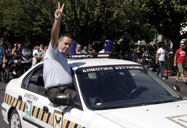 Επιστρέφει με τους «διαθέσιμους»