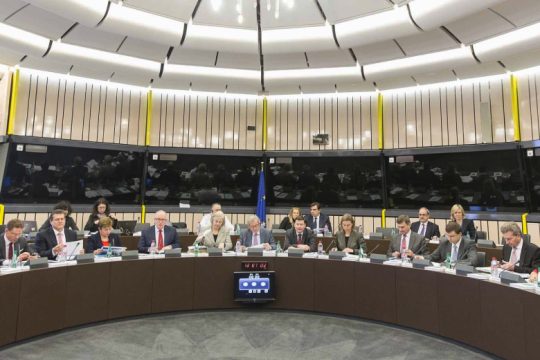 Η Κομισιόν σε ρόλο… ΟΗΕ στη διαπραγμάτευση