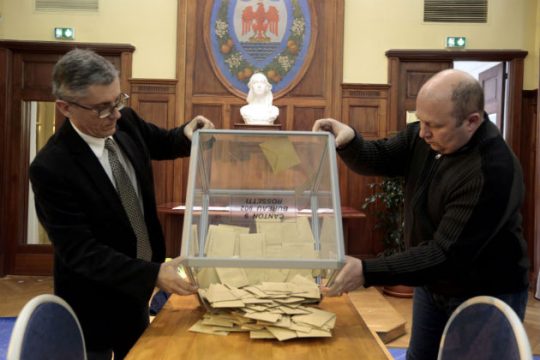Οι Γάλλοι επέλεξαν δεξιά και όχι ακροδεξιά στροφή