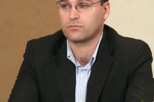 «Η φτωχή οικογένεια θα πληρώνει για την ακόμα φτωχότερη»