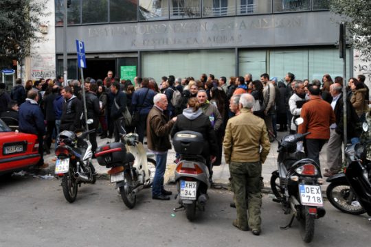 Μόνο οι μακροχρόνια άνεργοι στο ΙΚΑ για ανανέωση των βιβλιαρίων υγείας