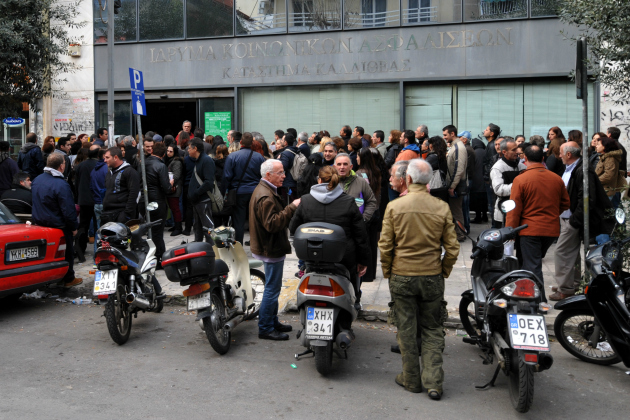 Μόνο οι μακροχρόνια άνεργοι στο ΙΚΑ για ανανέωση των βιβλιαρίων υγείας