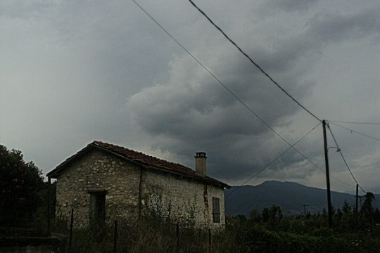 Βροχές και σποραδικές καταιγίδες σε όλη τη χώρα