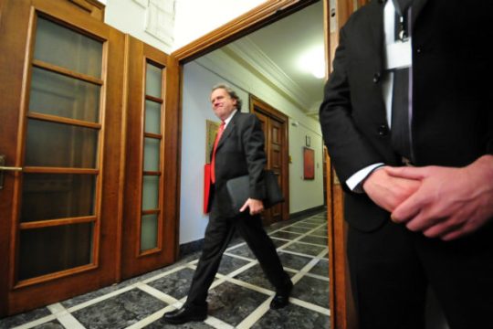 Τερματίζει το διάλογο, προχωρά σε αγωγές