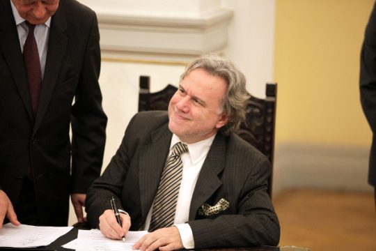 Αγωγές και υπουργοί
