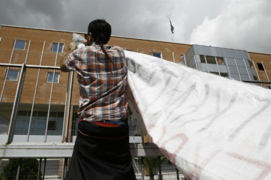 Να σταματήσει «το αίσχος της κράτησης υπό απάνθρωπες συνθήκες»