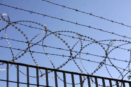 Εντάσεις στα κέντρα κράτησης μεταναστών σύμφωνα με οργανώσεις
