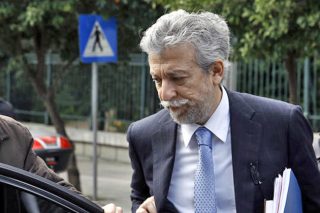 Ας το αποσύρει πριν τον υποχρεώσουν
