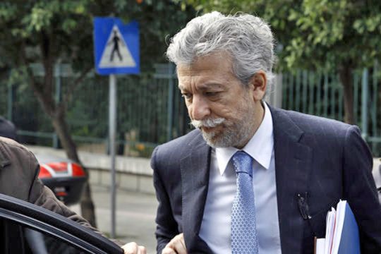 Ας το αποσύρει πριν τον υποχρεώσουν