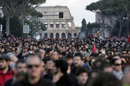Ο Σαλβίνι συμμαχεί με τους νεοφασίστες