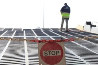 Μπαράζ δικαστικών διώξεων κατά ναυτεργατών