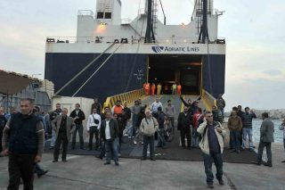 Συνεχίζεται το αδιέξοδο με τους απλήρωτους ναυτικούς