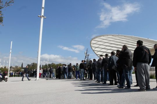 Ουρές στο ΙΚΑ και… στο ΟΑΚΑ