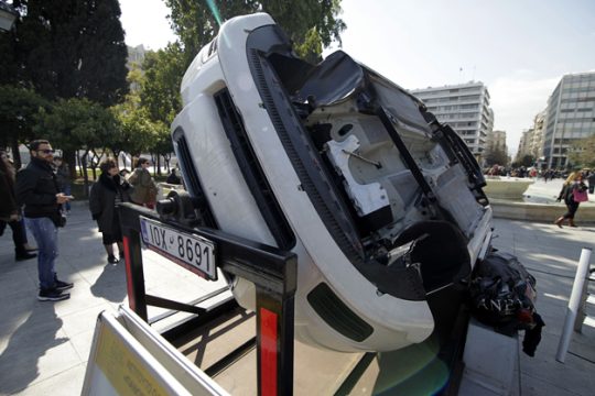 Στους εργολάβους τα φιλέτα, στο κράτος οι… λακκούβες