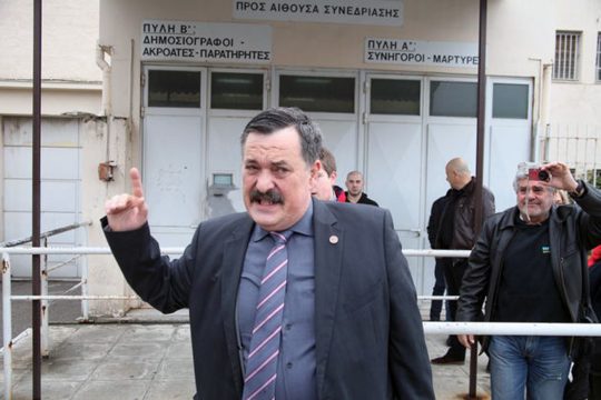 Χ.Α. – αποφυλάκιση: Εδώ Παππάς, εκεί Παππάς, έξω ο Παππάς