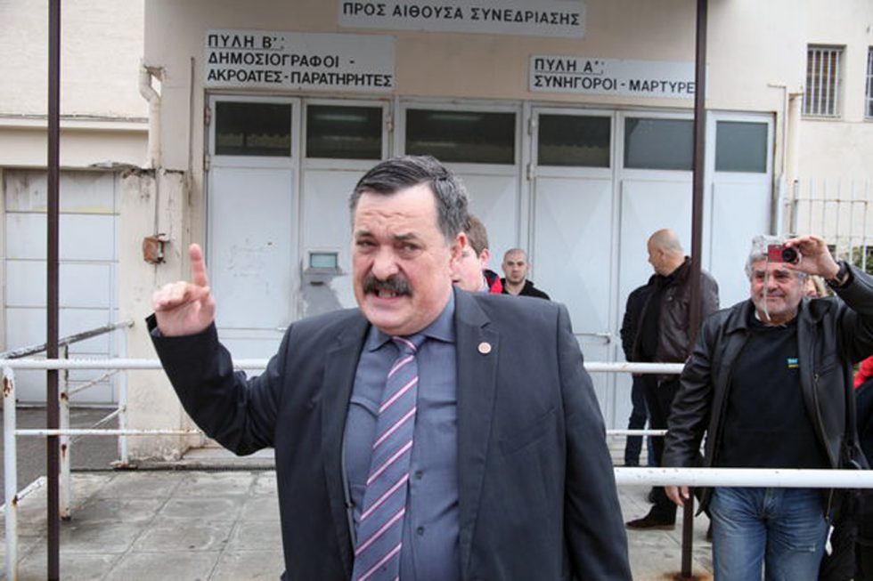Χ.Α. – αποφυλάκιση: Εδώ Παππάς, εκεί Παππάς, έξω ο Παππάς