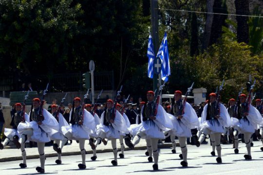Παρέλαση χωρίς κάγκελα αλλά με… δημοτικό γλέντι