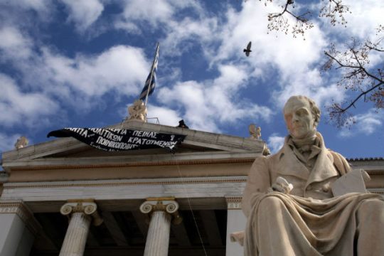 Κουκουλοφόροι και καθαρίσαμε!