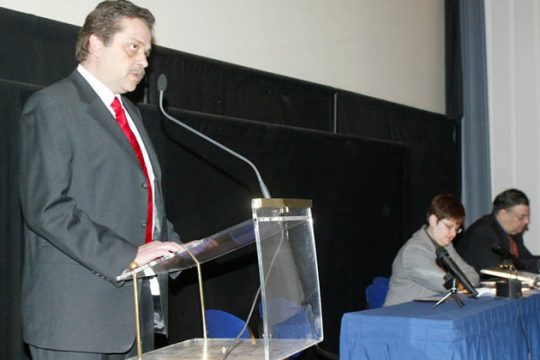 Πέφτει απ’ τα σύννεφα για το σκάνδαλο στην ΕΥΑΘ