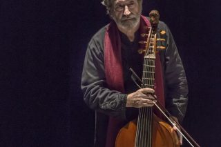 Η μαγεία της χαμηλόφωνης εξομολόγησης