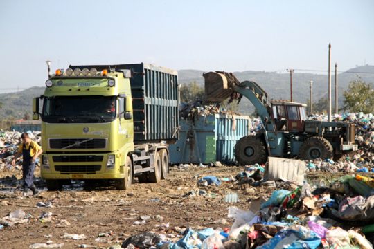 Οργή λαού για τα σκουπίδια στον Πύργο