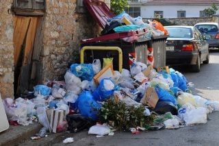 Μήνυση κατά παντός υπευθύνου για τα σκουπίδια στην Τρίπολη