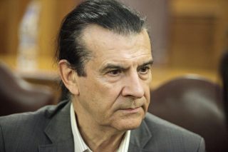 Η σχολική βία στην άδεια Βουλή