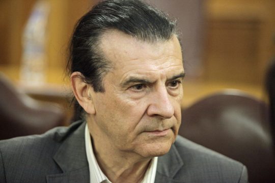 Η σχολική βία στην άδεια Βουλή