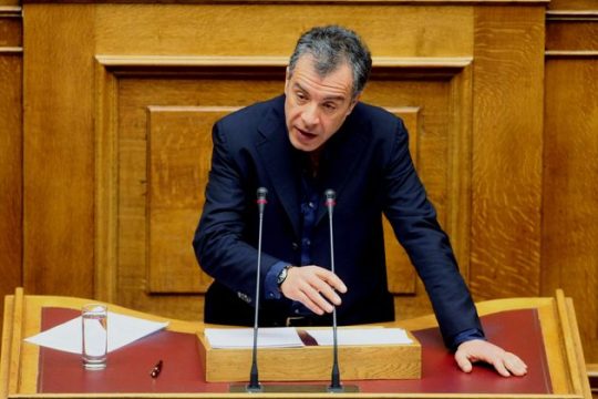 Πυρά Σταύρου Θεοδωράκη κατά της Ζωής Κωνσταντοπούλου