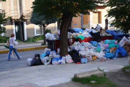 Επεισόδια έξω από το δημαρχείο Τρίπολης για τα σκουπίδια
