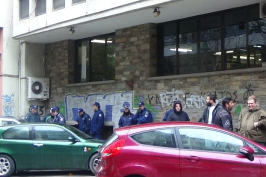 Ζήτησαν νερό, τους κέρασε… ξύλο ο Μπέος