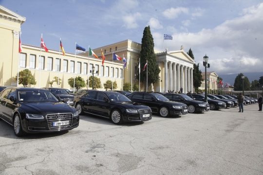 Πίσω από τα βουλευτικά αυτοκίνητα