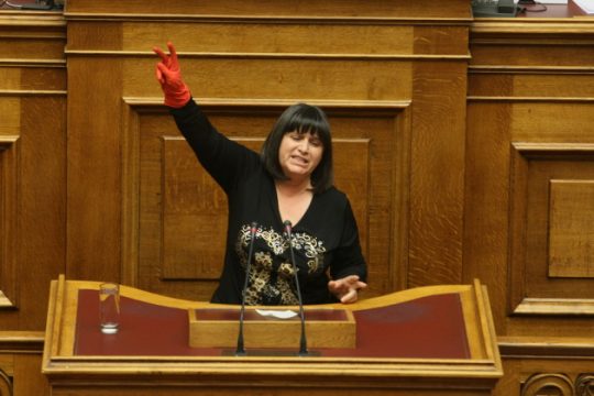 Στη Βουλή το κόκκινο γάντι των καθαριστριών