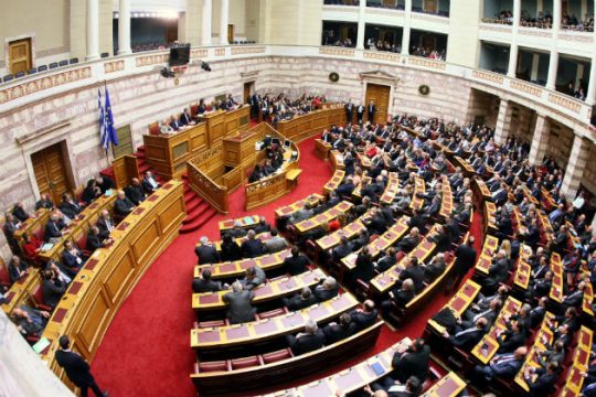 Πέρασε από τις επιτροπές της Βουλής το νομοσχέδιο για τις 100 δόσεις