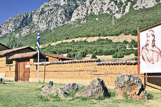 Xάνι της Γραβιάς: To «κάστρο» που πέρασε σε ιδιώτες