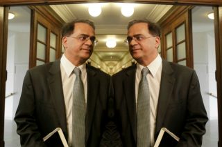 Ο Χαρδούβελης φοβόταν τον Χαρδούβελη κι έβγαλε τα λεφτά έξω!