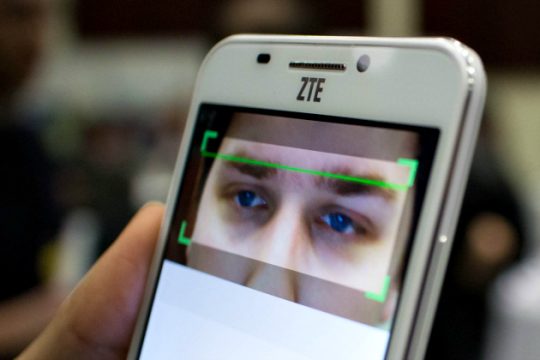 Smartphone ξεκλειδώνει με τα μάτια