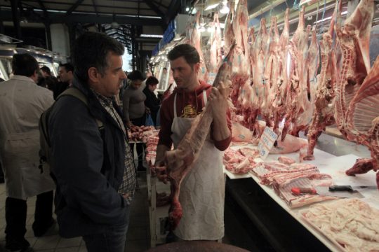 Ακριβότερο το αρνί, φθηνότερο το πασχαλινό τραπέζι