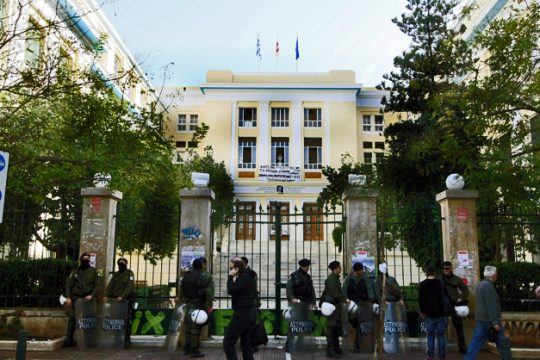 Ενταση έξω από την ΑΣΟΕΕ