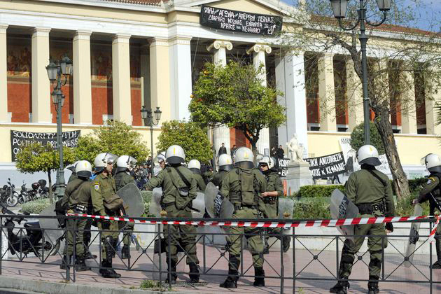 Δεν βρήκαν καταληψίες, συνέλαβαν τουρίστες…