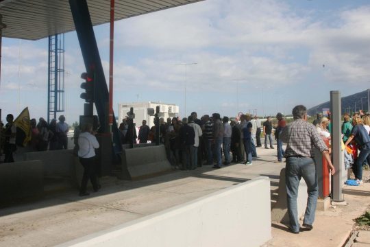 Συγκεντρώσεις στα διόδια της Μαυρομαντήλας και της Τραγάνας