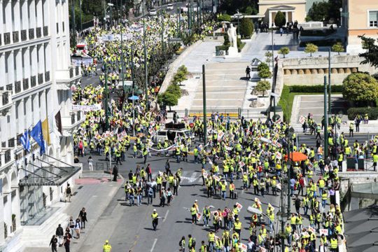 Σουρεαλισμός της εργατιάς με πορεία-υπερπαραγωγή